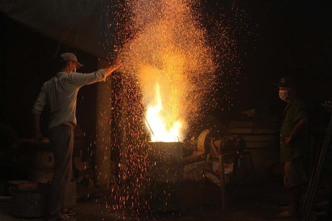 茶东村的青铜作品造型精巧、纹饰精美，全部以传统的手工方法制成。越通社记者窍司 摄