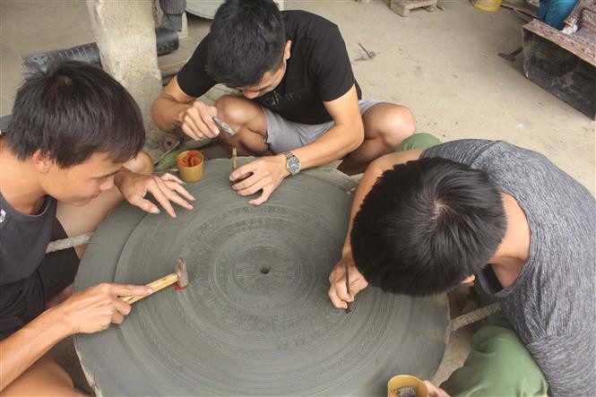 茶东村的青铜作品造型精巧、纹饰精美，全部以传统的手工方法制成。越通社记者窍司 摄