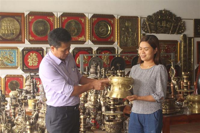 茶东村的青铜作品造型精巧、纹饰精美，全部以传统的手工方法制成。越通社记者窍司 摄