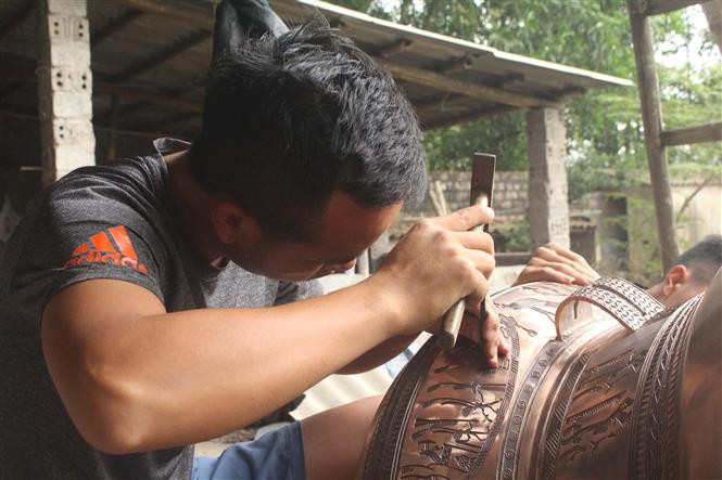 茶东村的青铜作品造型精巧、纹饰精美，全部以传统的手工方法制成。越通社记者窍司 摄