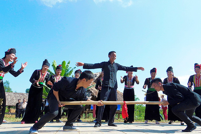 越南克木族的娱乐活动。（图片来源：越南《人民报》）