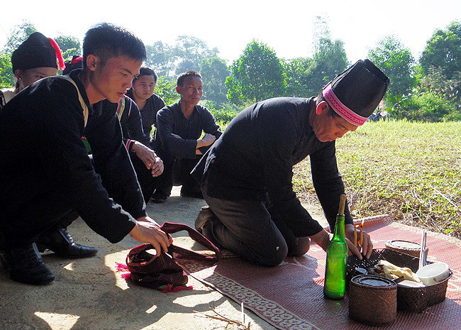 越南克木族的求雨仪式。（图片来源：越南《人民报》）