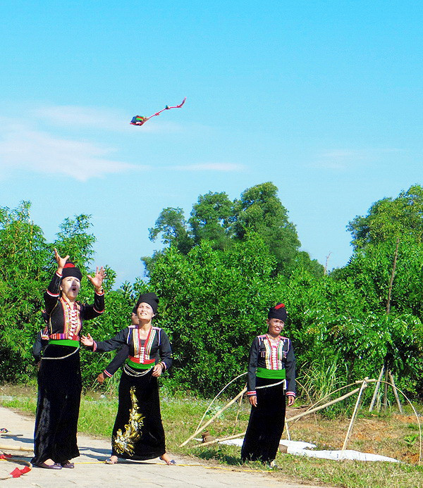 越南克木族的娱乐活动。（图片来源：越南《人民报》）