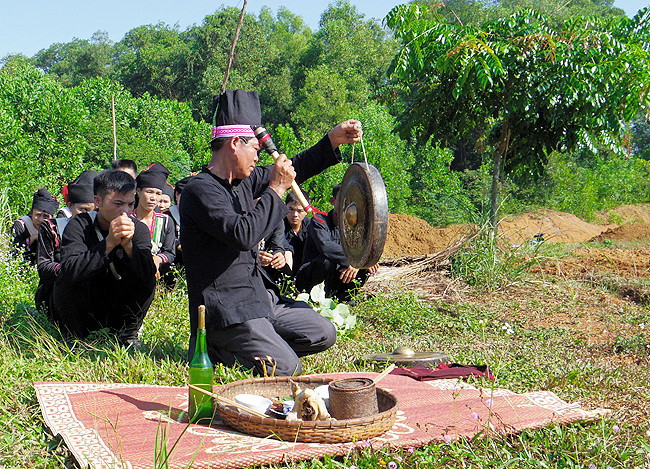 越南克木族的求雨仪式。（图片来源：越南《人民报》）