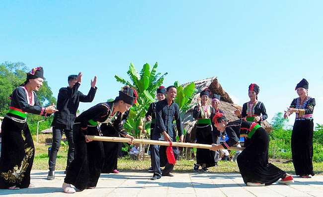 越南克木族的娱乐活动。（图片来源：越南《人民报》）