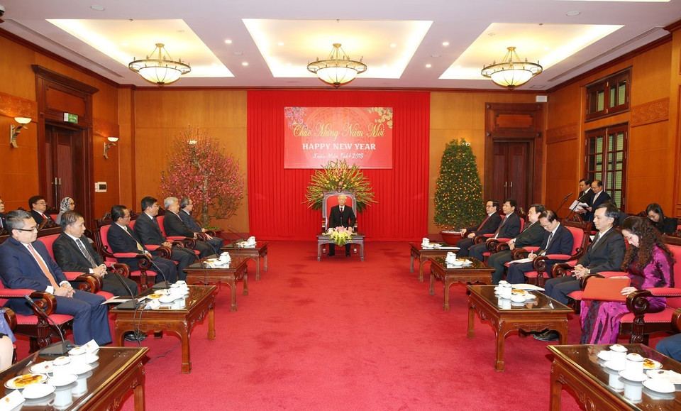 越共中央总书记阮富仲2月23日在党中央总部会见前来拜年的东盟9国驻越大使与代办。越通社记者 智勇 摄