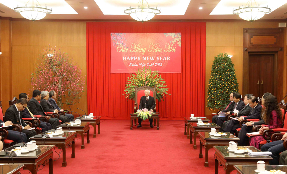 越共中央总书记阮富仲2月23日在党中央总部会见前来拜年的东盟9国驻越大使与代办。越通社记者 智勇 摄