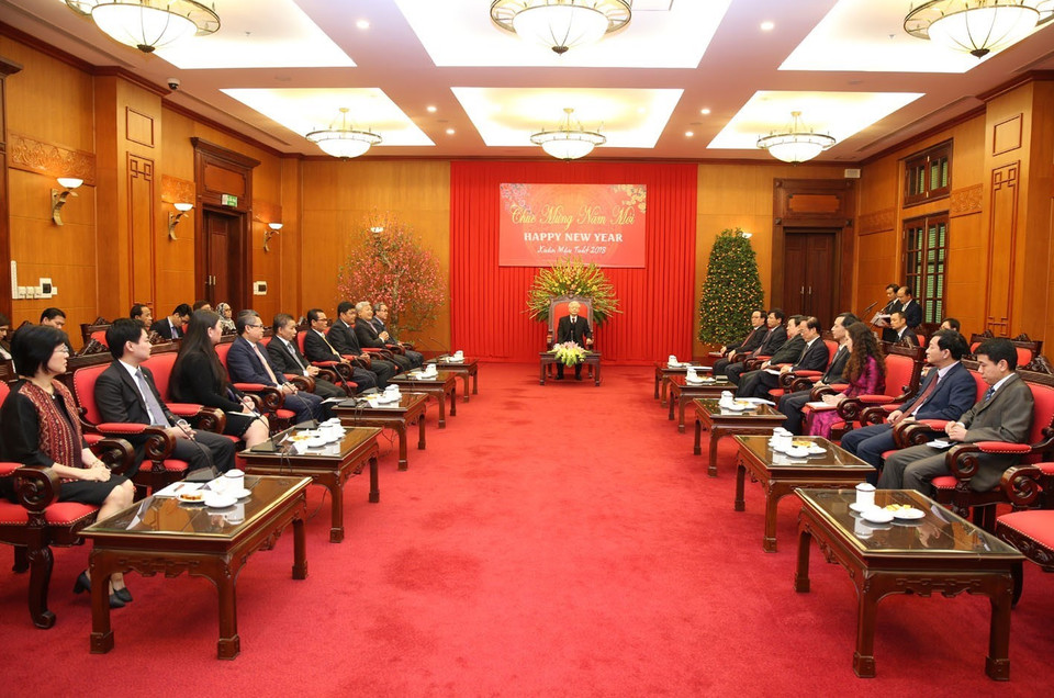 越共中央总书记阮富仲2月23日在党中央总部会见前来拜年的东盟9国驻越大使与代办。越通社记者 智勇 摄