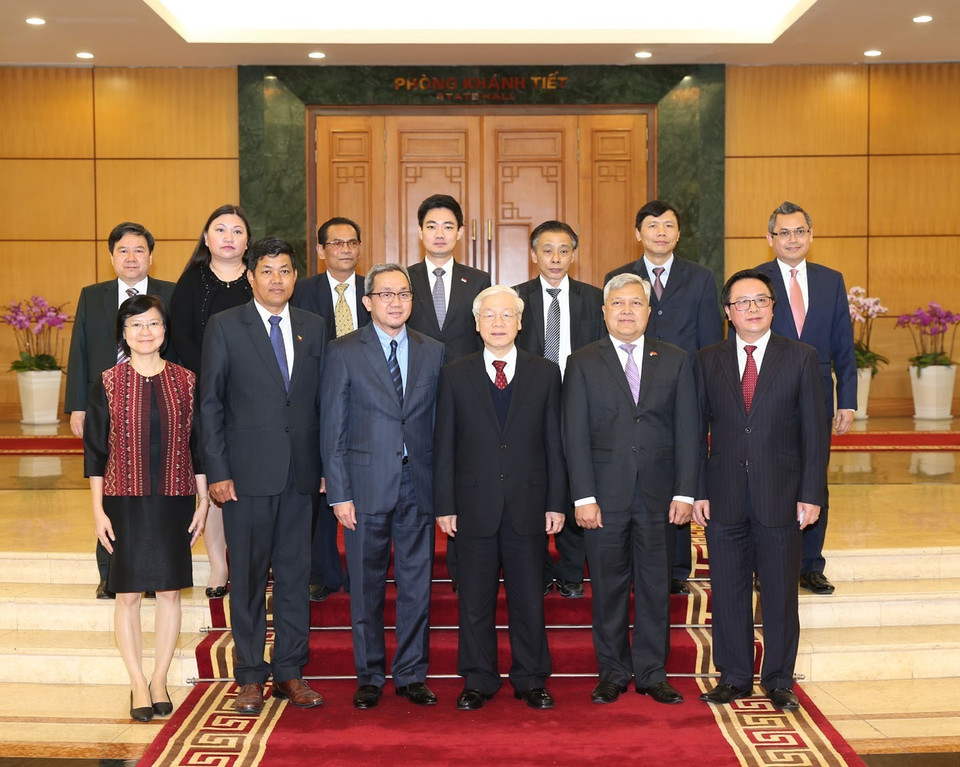越共中央总书记阮富仲与前来拜年的东盟9国驻越大使与代办合影。越通社记者 智勇 摄