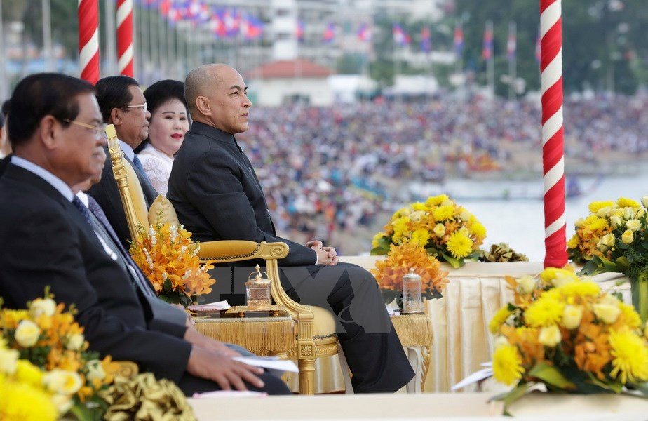 柬埔寨国王诺罗敦·西哈莫尼前来观看龙舟赛（图片来源：越通社）