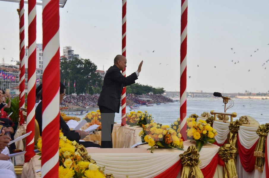 柬埔寨国王诺罗敦·西哈莫尼鼓励各选手获得好成绩（图片来源：越通社）