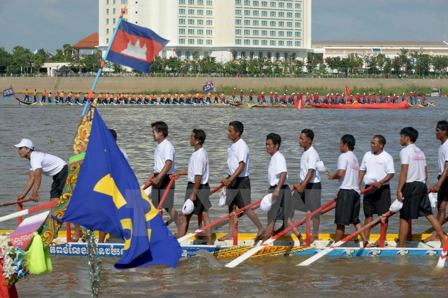 来自柬埔寨各地的龙舟选手涌入金边首都参加龙舟赛（图片来源：越通社）