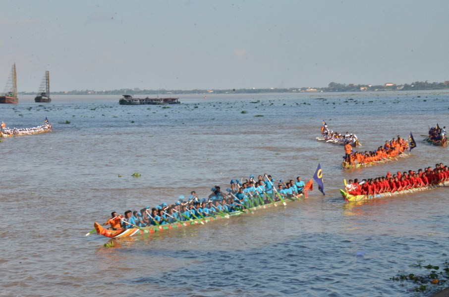 来自柬埔寨各地的龙舟选手涌入金边首都参加龙舟赛（图片来源：越通社）