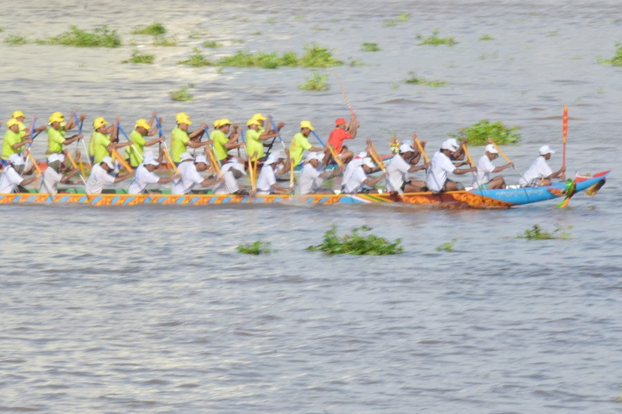来自柬埔寨各地的龙舟选手涌入金边首都参加龙舟赛（图片来源：越通社）