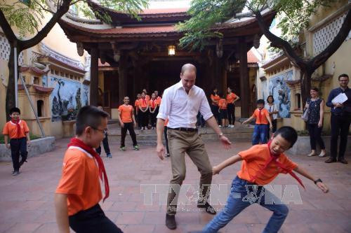 英国王子威廉与小学生一起踢足球（图片来源：越通社）