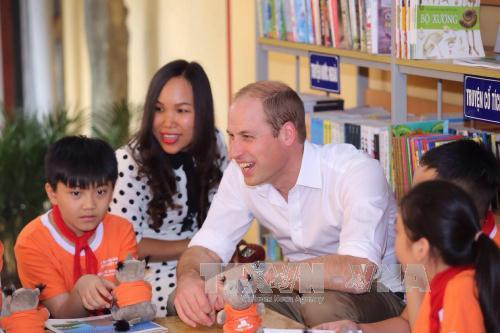 英国王子威廉与红河小学学校的学生交流（图片来源：越通社）