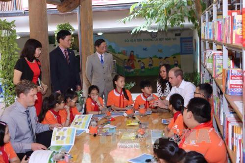 英国王子威廉探访红河小学学校（图片来源：越通社）
