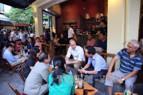 英国王子威廉在河内古街里喝咖啡（图片来源：越通社）