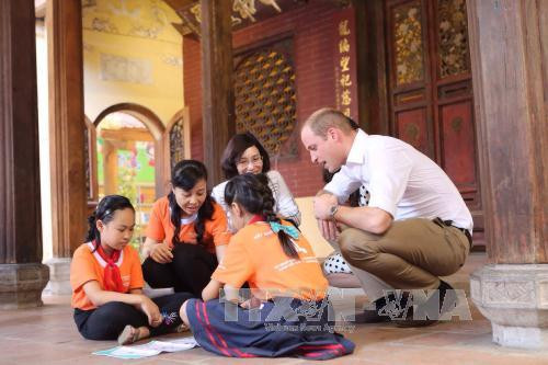 英国王子威廉与小学生交流（图片来源：越通社）