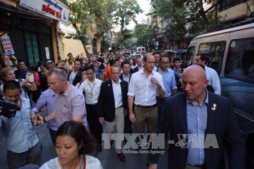 英国王子威廉走访河内古街（图片来源：越通社）