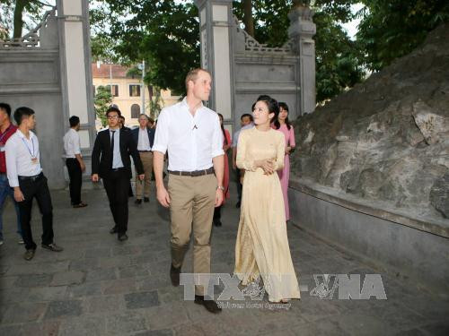 英国王子威廉前来玉山寺参观（图片来源：越通社）