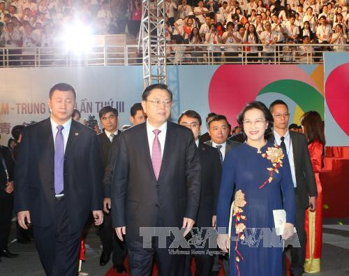 越南国会主席阮氏金银与中国全国人民代表大会常务委员会委员长张德江一同出席闭幕式。（图片来源：越通社）