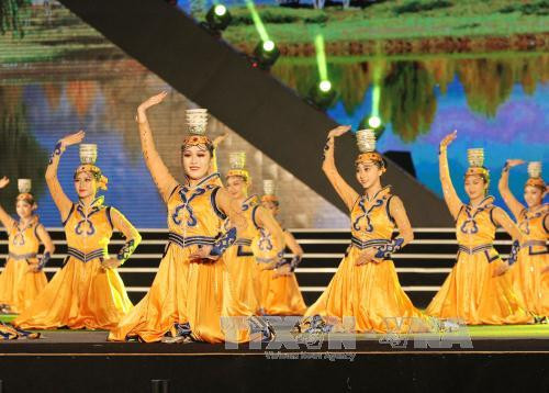 越中艺术交流活动的精彩表演（图片来源：越通社）