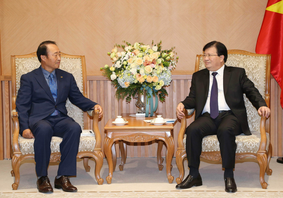 政府副总理郑廷勇（右）会见韩国南方电力公司代表团。（图片来源：越通社）