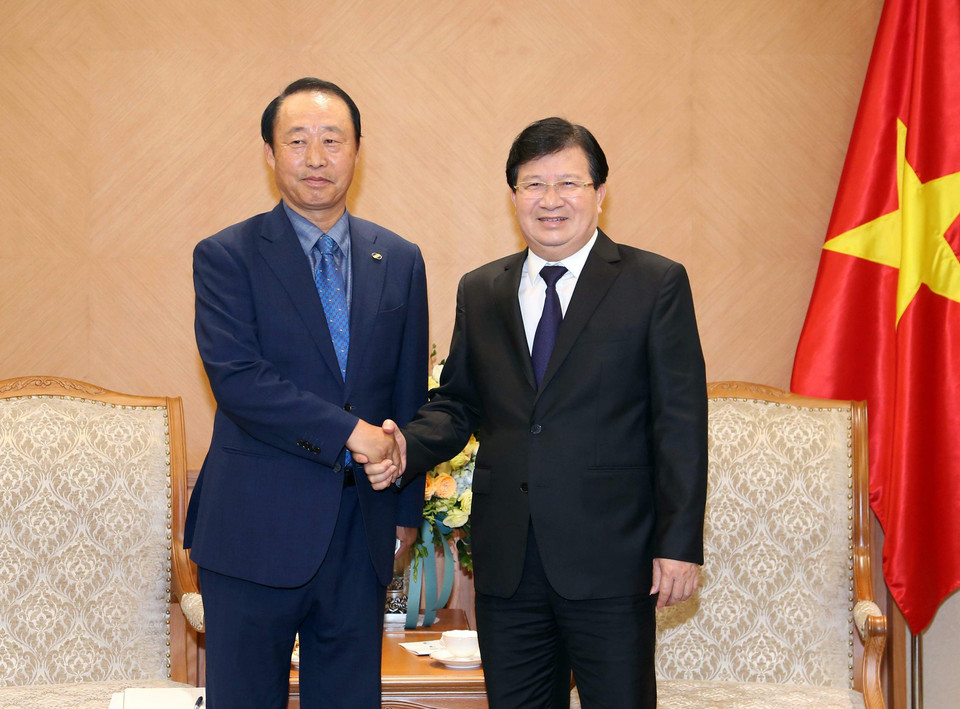 政府副总理郑廷勇（右）会见韩国南方电力公司代表团。（图片来源：越通社）