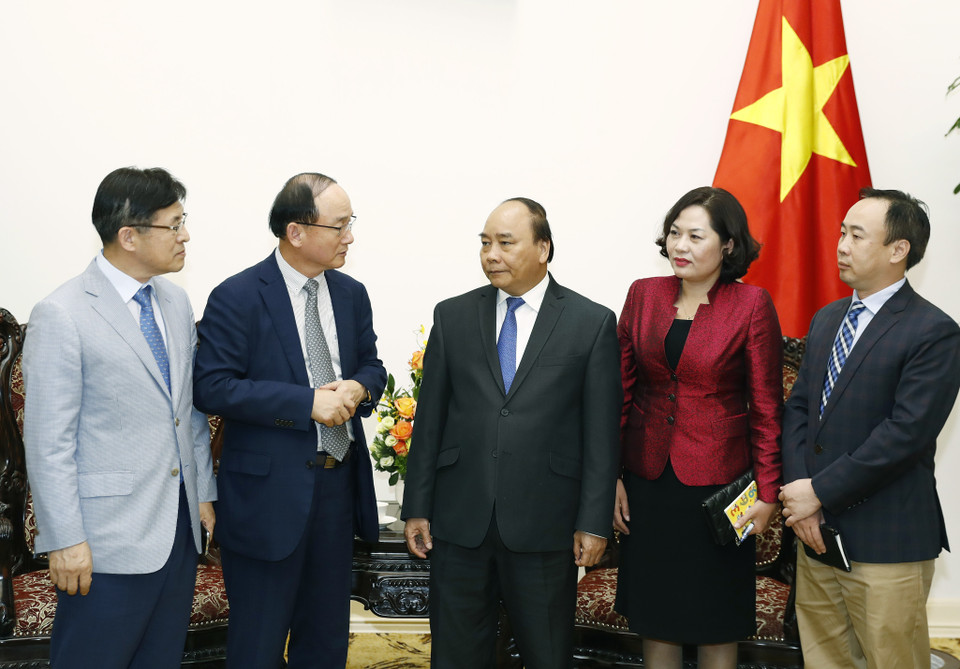 政府总理阮春福（左三）会见越南三星有限公司总经理韩明燮。（图片来源：越通社）