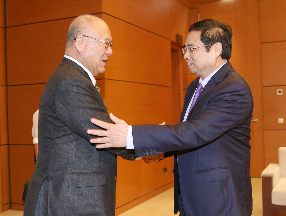 越共中央组织部部长范明正（右）会见日越友好议员联盟特别顾问武部勤。（图片来源：越通社）