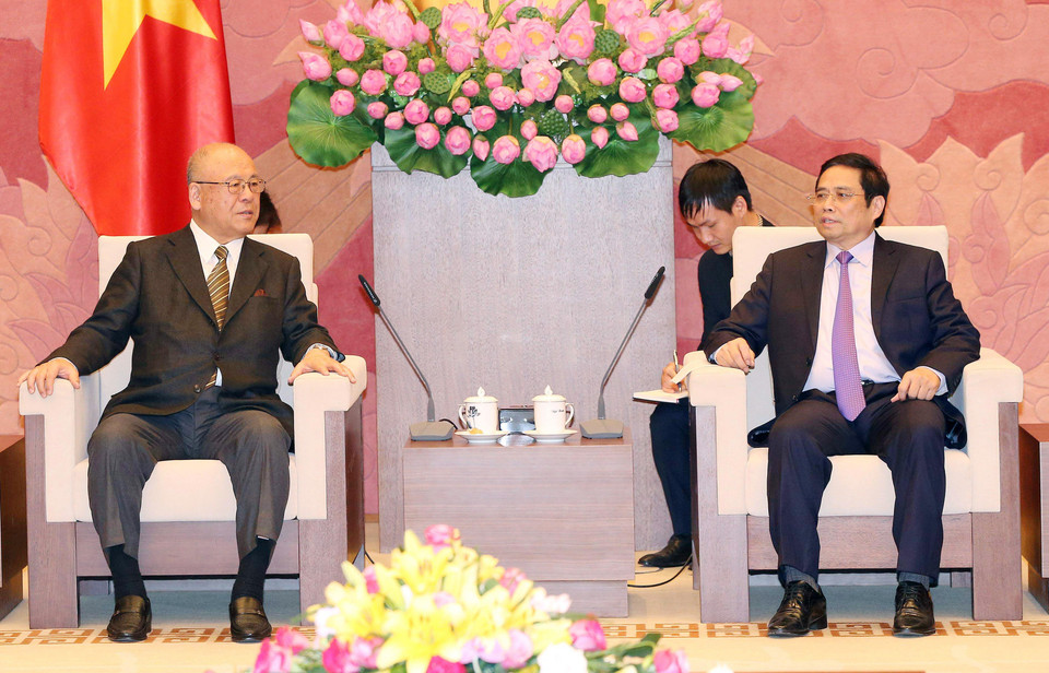 越共中央组织部部长范明正（右）会见日越友好议员联盟特别顾问武部勤。（图片来源：越通社）