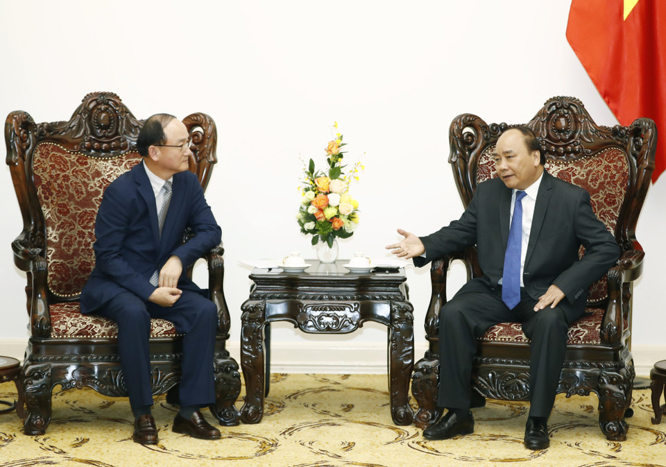 政府总理阮春福（右）会见越南三星有限公司总经理韩明燮。（图片来源：越通社）