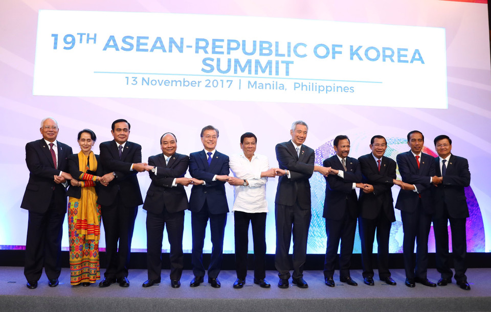 越南政府总理（右四）与其他国家领导合影（图片来源：越通社）