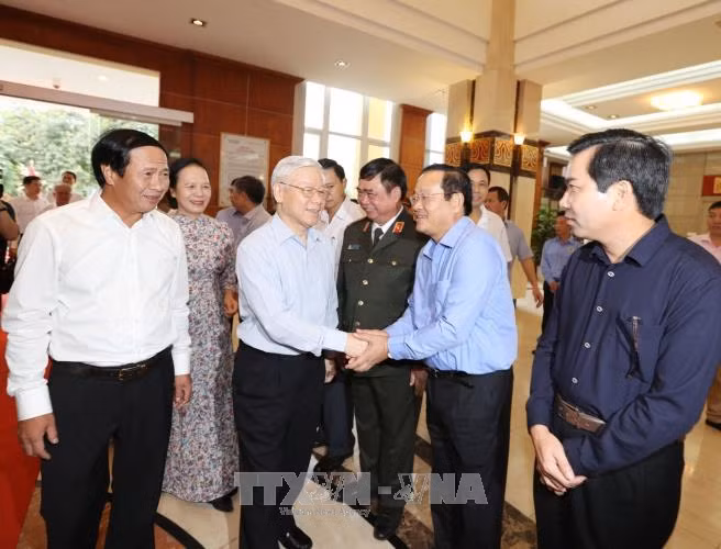 阮富仲与海防市委常委会领导和该市主要领导握手。（图片来源：越通社）