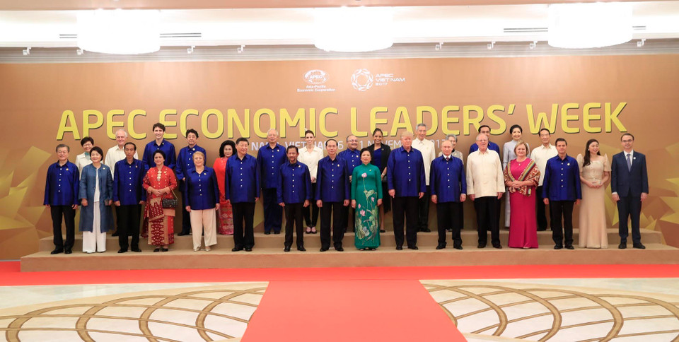 陈大光主席与夫人同APEC成员国经济体领导及夫人合影。（图片来源：越通社）