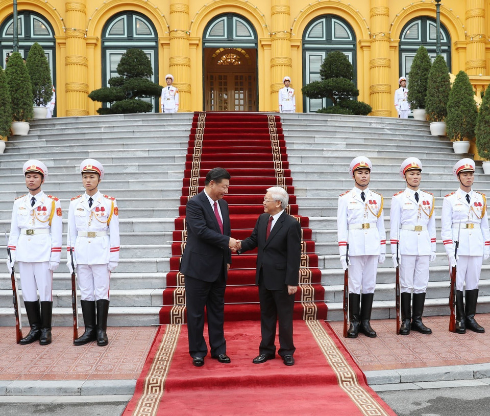 越共中央总书记阮富仲欢迎中共中央总书记、国家主席习近平。（图片来源：越通社）