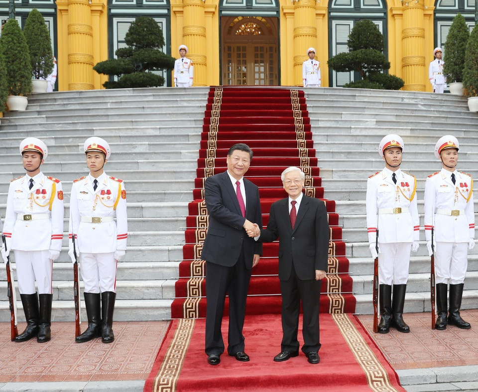 越共中央总书记阮富仲欢迎中共中央总书记、国家主席习近平。（图片来源：越通社）