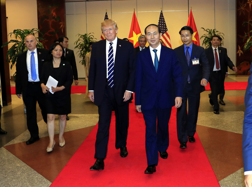 陈大光迎接特朗普来出席国宴。（图片来源：越通社）