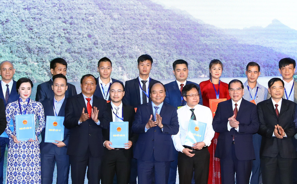 阮春福与各投资商合影。（图片来源：越通社）