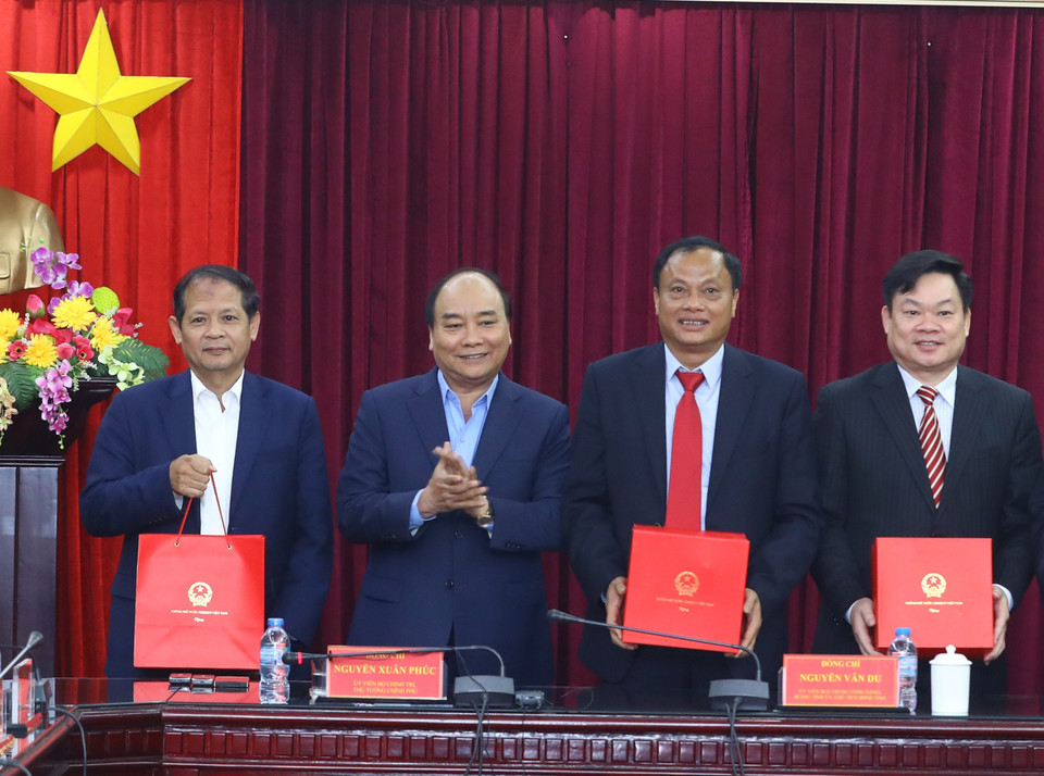 阮春福向北件省领导赠送礼品。（图片来源：越通社）