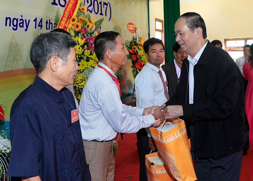 越南国家主席陈大光向全民族大团结工作的优秀个人送上礼物。（图片来源：越通社）