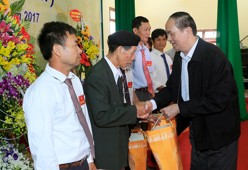 越南国家主席陈大光向全民族大团结工作的优秀个人赠送礼物。（图片来源：越通社）