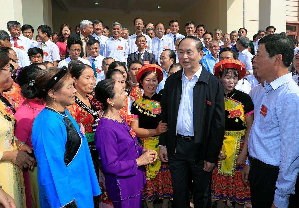 越南国家主席陈大光和新兴乡各民族同胞。（图片来源：越通社）