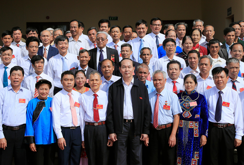 越南国家主席陈大光和新兴乡各民族同胞合影。（图片来源：越通社）