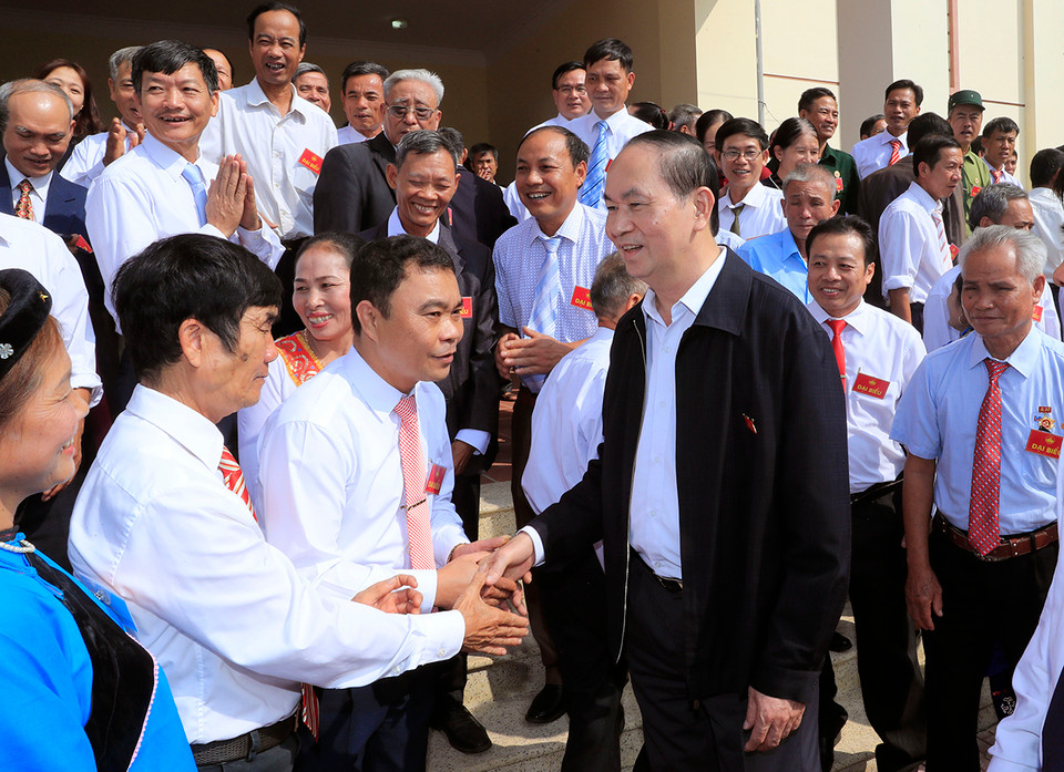越南国家主席陈大光和新兴乡各民族同胞。（图片来源：越通社）