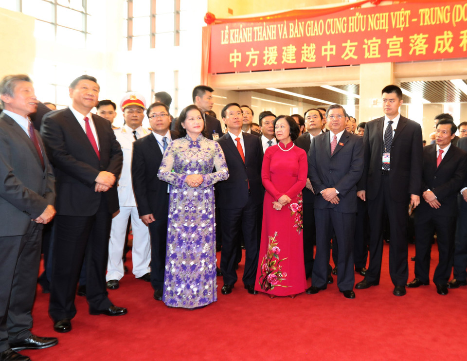 越南国会主席阮氏金银和中共中央总书记、中国国家主席习近平出席越中友谊宫落成移交仪式暨河内中国文化中心揭牌仪式。（图片来源：越通社）