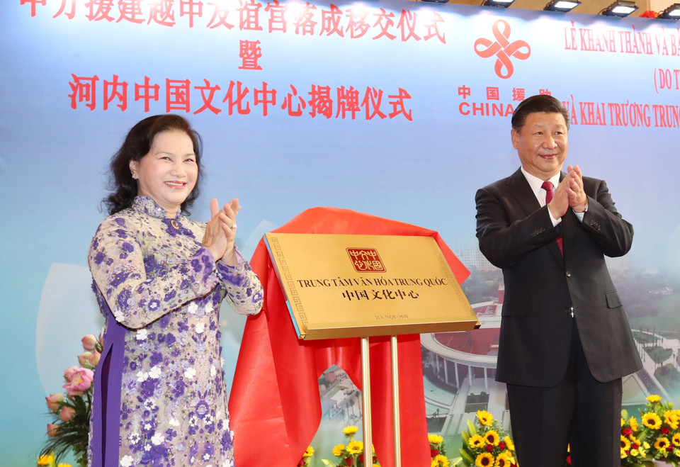越南国会主席阮氏金银和中共中央总书记、中国国家主席习近平出席越中友谊宫落成移交仪式暨河内中国文化中心揭牌仪式。（图片来源：越通社）