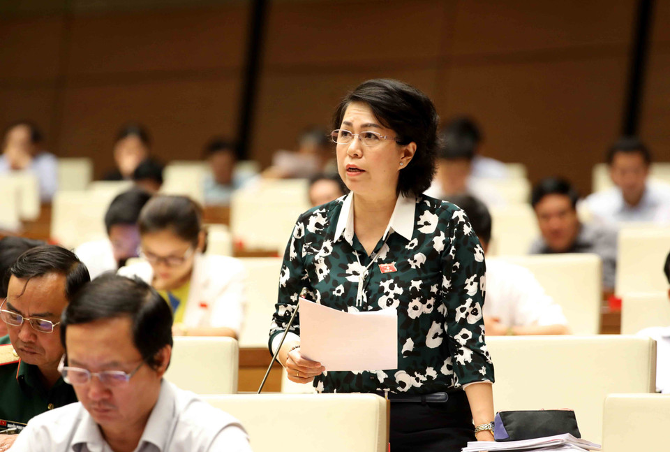胡志明市国会代表苏氏碧州提问。（图片来源：越通社）