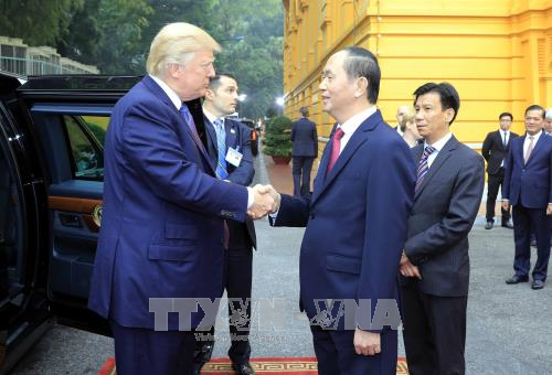 陈大光与特朗普。（图片来源：越通社）